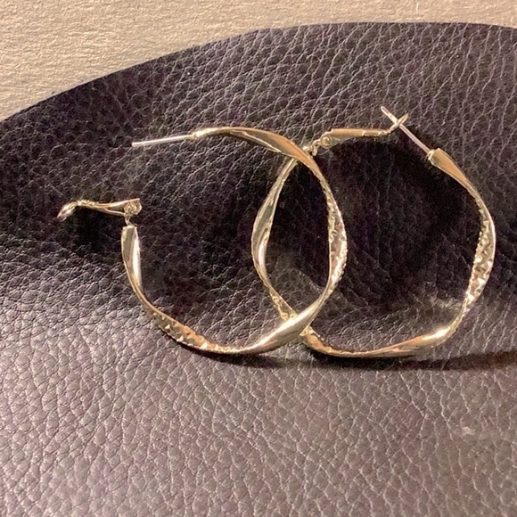 18K Gold Twisted Hammered Hoop Earrings - Picture 2 of 3